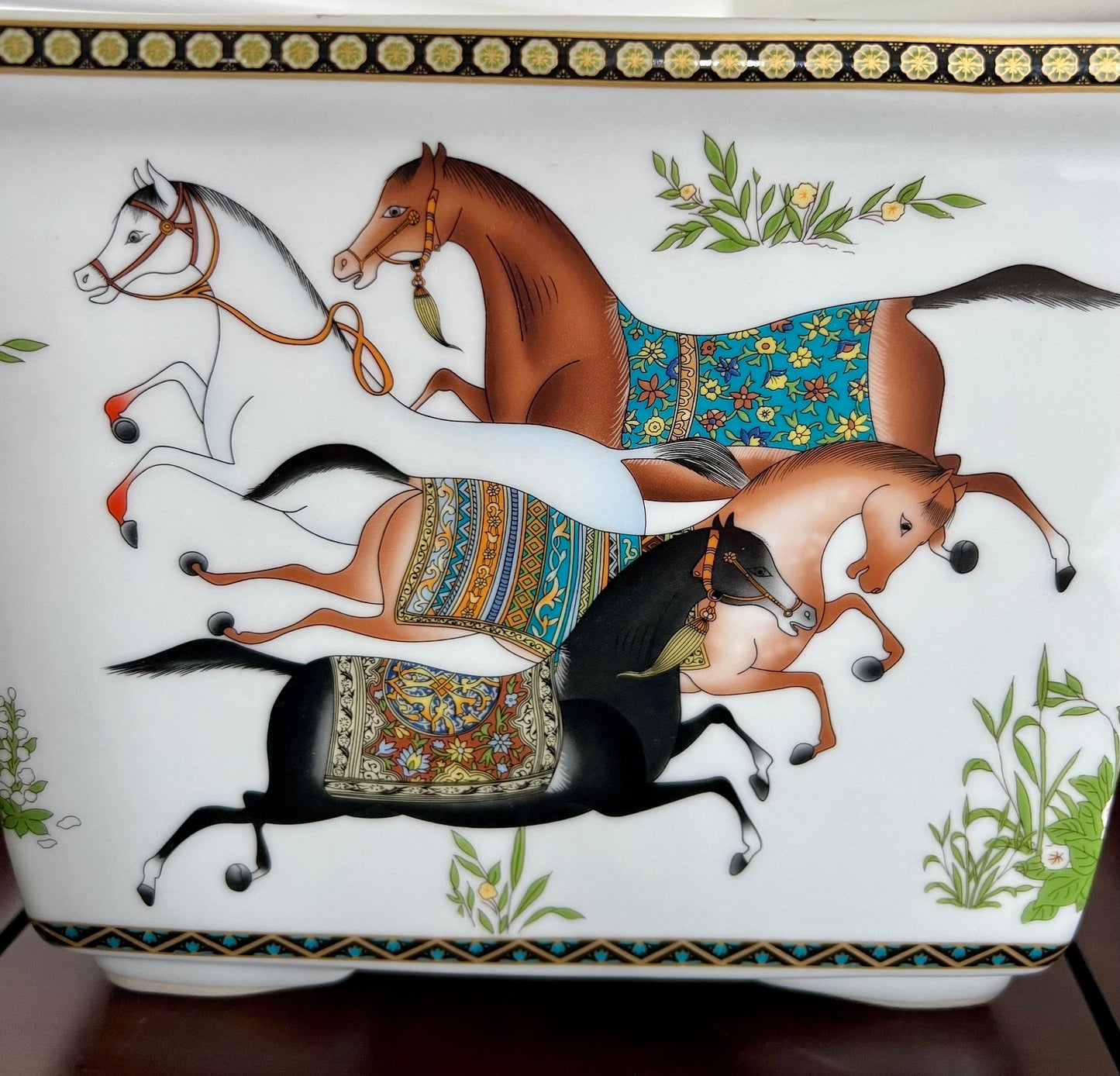 Chinois Stampede Cachepot