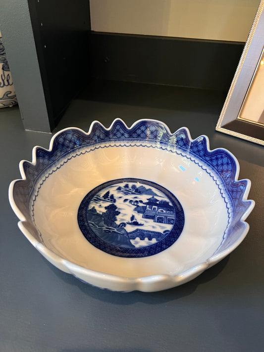 Mottahedeh Historic Charleston scalloped 9.75” serving bowl, Blue Canton pattern.